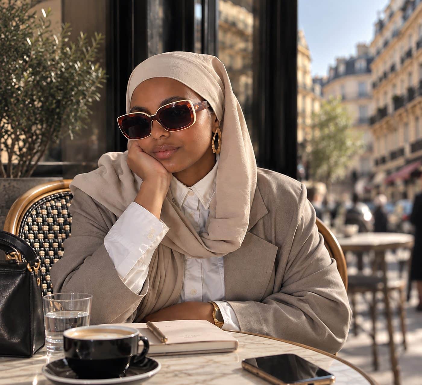 Une femme a la terrasse d un cafe parisien