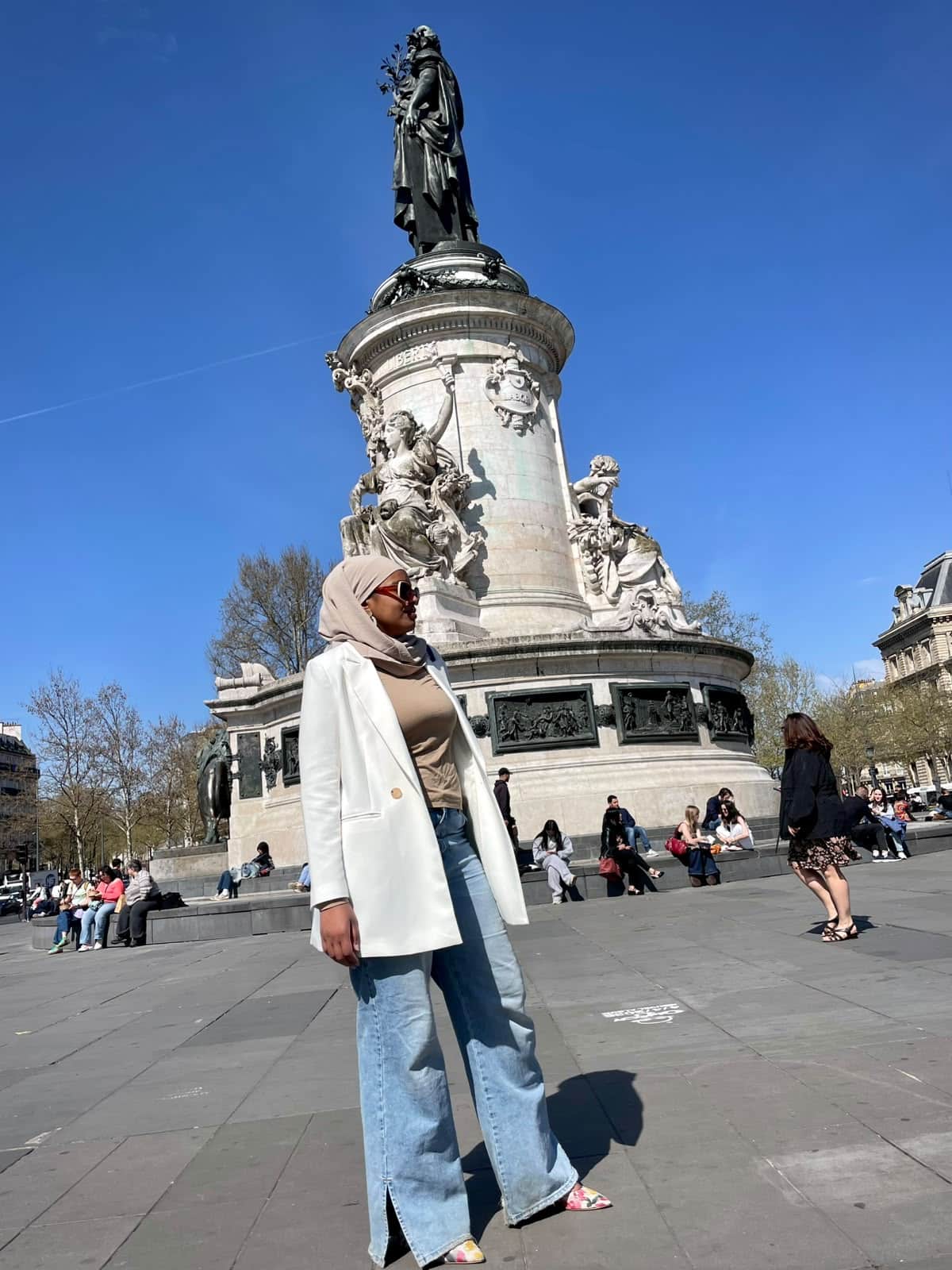Une femme place de la Republique a Paris